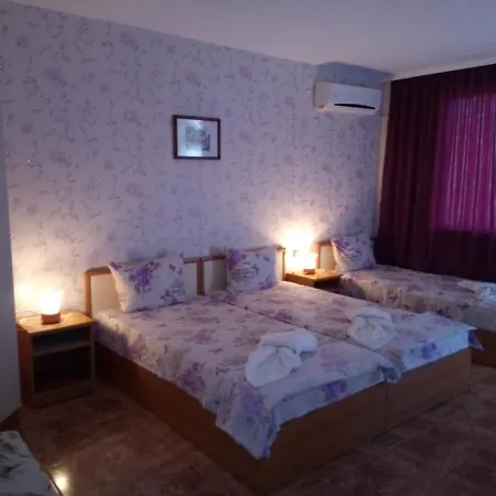 Nelly بيت ضيافة *